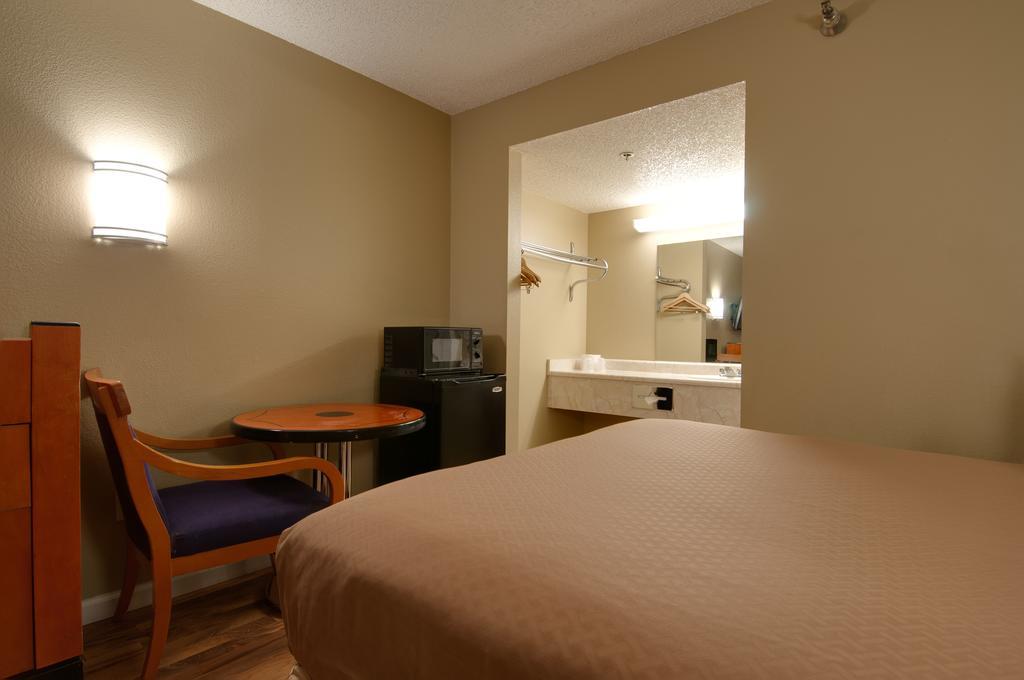 Vagabond Inn Bakersfield North Bagian luar foto