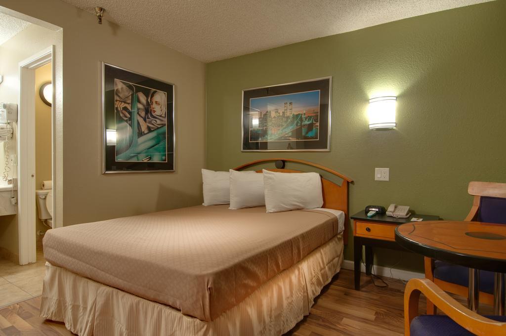 Vagabond Inn Bakersfield North Bagian luar foto