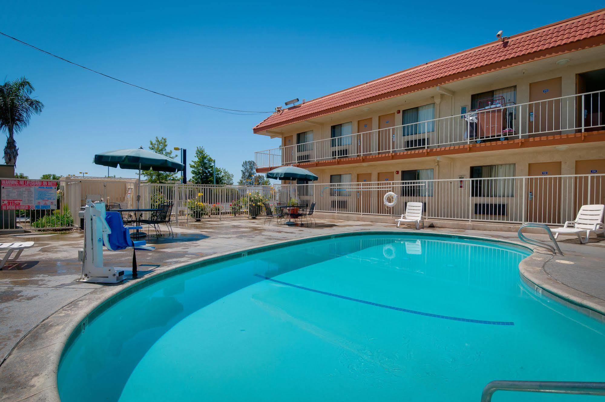 Vagabond Inn Bakersfield North Bagian luar foto
